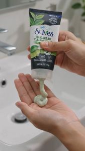 St. Ives Blackhead Clearing Face Scrub Green Tea & Bamboo (170g) 1% Salicylic Acid BHA Acne Exfoliator