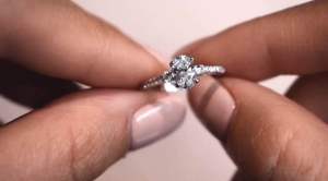 925 ชุบเคลือบทองคำขาว ประดับเพชร แหวนเพชรเงิน CZ Swiss Diamond รุ่น Olivia - Allure Jewelry