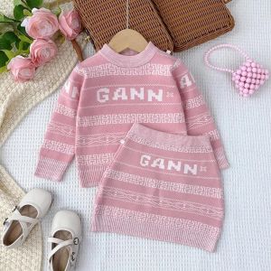 Gấu lãnh đạo quần áo trẻ em trang phục phong cách Hàn Quốc chữ in hình học Cô Gái Hai mảnh bộ cổ tròn dài tay áo chui đầu dệt kim Top + váy áo len mùa đông phù hợp với mặc giản dị