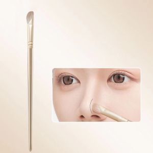 Dorisna รูปร่างเป็นมุมแปรงอายแชโดว์จมูกแบบแปรงสำหรับแต่งหน้าแปรงแต่งหน้าคอนซีลเลอร์แบบผสมเครื่องสำอางอายแชโดว์