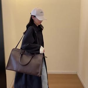 Business casual travel bag large capacity suitable for both men and women with a sophisticated design stylish and trendy crossbody bag and a casual shoulder bag