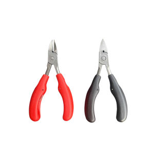 Kìm cắt nanh heo con theo mẹ