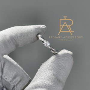 แหวนเงินแท้เม็ดชูฝังเพชร Moissanite 0.3 กะรัต ทรงกลม ก้านลายถักฝังบ่าข้าง ชุบทองคำขาว