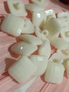 Kancing jamur persegi isi 12pcs - KANCING PUTIH SUSU
