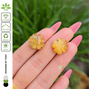 Q2515 Charm cỏ 4 lá Mắt Hổ Vàng Tâm màu vàng tái sẵn lỗ 2li hợp Thổ & Kim - Phong Thủy TUDO