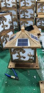 ĐÈN TRỤ CỔNG NĂNG LƯỢNG MẶT TRỜI CÂY TÙNG CON HẠC 3 CHẾ ĐỘ SÁNG KÍCH THƯỚC 300*300*370MM