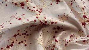 ผ้าแจ็คการ์ดดอกพลัมแดงหรูหรา ผ้าชุดผู้หญิงลายนูนดอกไม้สีทอง สำหรับเย็บเสื้อผ้า กระเป๋า และสิ่งทอภายในบ้าน