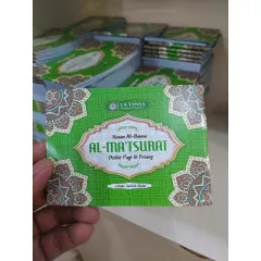 Uxlab yotgan opasining külotlarini kiydiradi.