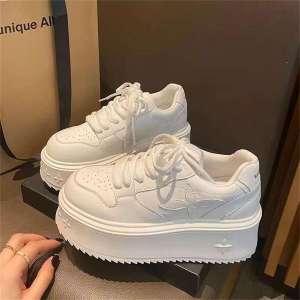 รองเท้าผ้าใบสีขาว รองเท้าผ้าใบแฟชั่น รองเท้าผ้าใบผู้หญิง นุ่มและระบายอากาศ แบบเรียบง่าย กันลื่น เหมาะกับหน้าฝน new 2025