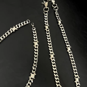 สร้อยข้อมือสร้อยคอห่วงโซ่คิวบาสแตนเลสพร้อมรายละเอียดของหนามอันล้ำสมัยเหมาะสำหรับผู้นำเทรนด์ที่กำลังมองหาสินค้าที่มีสไตล์