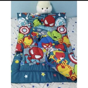 ที่นอนเด็กอนุบาลพร้อมหมอนในตัว ผ้าพีวีซี/วัสดุผสม กันน้ำ ลายการ์ตูนน่ารัก หนา 3-4 ซม. ขนาด 87*115 ซม. พร้อมส่ง