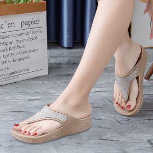 Lishops สต๊อกแน่น พร้อมส่ง รองเท้าแตะหูหนีบ มาใหม่มี 3 สีให้เลือกซื้อ ดีไซน์สวย พื้นหนา นิ่มใส่สบาย ไม่ปวดเท้า ดีเทลแต่งกริตเตอร์วิบวับด้านหน้าแบบปังๆ งานสวยแบบอลัง สั่งเล๊ยยย