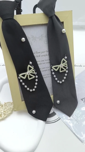 Cà vạt nơ nữ ngọt ngào tinh vi với điểm nhấn chuỗi ngọc trai cho các bữa tiệc tối và cà vạt buộc trước mặc hàng ngày