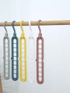 ไม้แขวนเสื้ออเนกประสงค์ที่เก็บของในครัวเรือนที่วางเสื้อผ้าตู้เสื้อผ้าตาข่ายสีแดงพับเก็บมายากลหมุน 9 รูไม้แขวนเสื้อ G2054