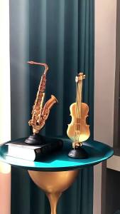 Sacesr Resin Handicrafts Golden Violin Saxophone Simulation Musical Instrument Sculpture Decorative Ornaments Home Decoration Q3P9R