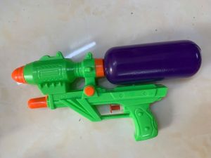 Đồ chơi súng nước mini nhỏ gọn dành cho bé chơi trò chơi bắn nước hồ bơi nhà tắm