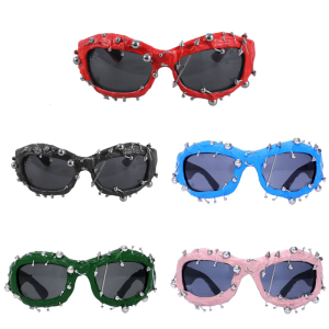 แว่นกันแดดกรอบหมุดทันสมัยมีหนามแหลมแว่นสายตาพังก์เท่ห์แว่นตากันแดดยอดนิยมสำหรับงานเลี้ยง