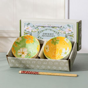 ชุดถ้วยชามลายดอกไม้ ขอบถ้วยหน้าโค้งมนเป็นพิเศษ งานฝีมือที่ประณีต สีไม่ซีดจางง่าย การออกแบบที่สวยงามและสง่างาม เป็นของชำร่วยในงานพิเศษได้ LOVE FAMILY