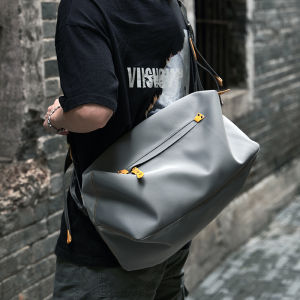 MOYYI กระเป๋าสะพายข้างสีเทาสไตล์เกาหลี สำหรับผู้ชาย กระเป๋าสะพายไหล่กันน้ำ ความจุขนาดใหญ่ กระเป๋าสะพายไหล่สำหรับผู้หญิง กระเป๋าเดินทางสุดสัปดาห์ กระเป๋าใส่โน้ตบุ๊กสำหรับวัยรุ่นไปโรงเรียน กระเป๋าสะพายข้างทรงแมสเซนเจอร์