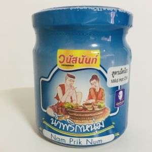 น้ำพริกหนุ่ม วนัสนันท์ สูตรเผ็ดน้อย ขนาด 180 กรัม (ขวดสีฟ้า) แบบกระปุก ไม่ใช้วัตถุกันเสียและสีสังเคราะห์ เก็บได้นาน(ไม่เปิดฝา)
