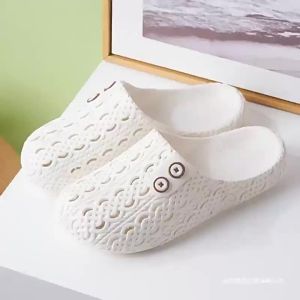 [Free Shipping] Womens Korean-style student home and outdoor non-slip hollow breathable slippers spring and summer clogs suitable for outdoor wear