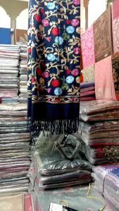 Pashmina Bunga Mawar Elegan: Aksesoris Muslim Fashion