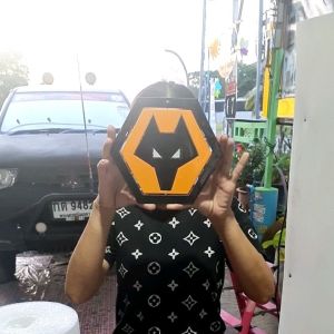 โลโก้วูล์ฟแฮมป์ตันวันเดอร์เรอส์ Wolverhampton  Wanderers วัสดุเหล็กตัดเลเซอร์ ขนาดสเกล 18 * 18 ซม.เหล็กหนา 2.5 มิลลิเมตรน้ำหนัก 0.4 กิโลกรัม แบบแขวนติดผนังพ่นสี 2K สีพ่นรถยนต์ภายนอกสวยงามคงทนไม่ลอกไม่ร่อนไม่เป็นสนิมติดตั้งได้ทุกที่ทั้งภายนอกภายในอาคาร
