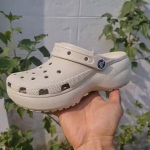 Buy1 Free 4 Jibbitzs=100฿// Crocs Classic Platform Clog 2.7" high big toe crocs shoes big toe shoes health shoes womens sandals womens big toe shoes cross shoes.