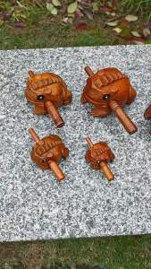 Ếch may mắn bằng gỗ nguyên khối chạm khắc có chức năng phát âm thanh quà lưu niệm du lịch đồ thủ công bán chạy trang trí văn phòng cung cấp độc quyền.
