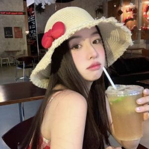 AZDH หวานหวานแหววว หมวกกันแดดผูกโบว์ขนาดใหญ่ สง่างามเรียบหรู ระบายอากาศได้ระบายอากาศ หมวกฟางผู้หญิง วันหยุดพักผ่อนพักผ่อน ปีกกว้างกว้าง ลูกไม้ปีกหมวกบังแดด สาวๆ