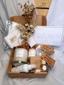 ANNE&CO BALI || PREMIUM GIFT HAMPERS SET 2 CANDLES + ESSENTIALS OILS + FRESHER + BED LINEN + MASK