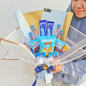 Buket Snack Besar Biru Muda Bingkisan Hampers Kado Wisuda