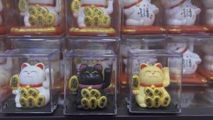 แมวกวักนำโชคจิ๋ว ลายป้าย พลังงานแสงอาทิตย์ (Solar) ไซต์มินิ ครอบพลาสติก รุ่นสูง 2.5 นิ้ว ลูก กับ พื้นปังปากพร้อม