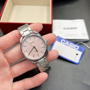 นาฬิกาข้อมือแฟชั่น สายเลทสีเงิน หน้าปัดขนาด 32mm. แถมกล่องฟรี