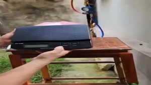 CÂN GAS TỰ TRỪ NGƯỢC KHI NẠP GAS ĐIỀU HÒA - TỦ LẠNH SF550 MAX 30KG THIẾT BỊ NHỎ GỌN Cân Nạp Ga Trừ Ngược