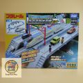 PLARAIL: รถไฟรางฟ้า รถไฟจำลอง Series E8 `Tsubasa` & Tomica Arch Railroad Crossing Set กล่องมีรอยบ้าง. 