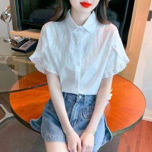 เสื้อสีขาวผู้หญิงบัวใบด้านบน 2024 ฤดูร้อนการออกแบบใหม่ความรู้สึกเฉพาะกลุ่มอารมณ์ญี่ปุ่นเสื้อแขนสั้น