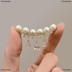 [COD] Cozyroom เข็มกลัดไข่มุกคริสตัลสีขาวสง่างามสำหรับผู้หญิงเข็มกลัดติดพู่พลอยเทียมรูปหยดน้ำสีทองหรูหรา