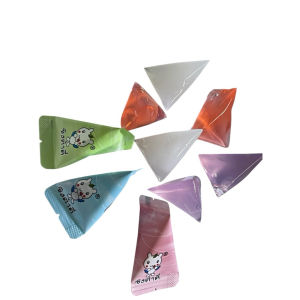 เยลลี่สามเหลี่ยมรสผลไม้ หอมอร่อย หนึ่งแพคบรรจุ 50ชิ้น ราคา 65บาท