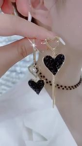 Bông tai tua rua trái tim đen dáng dài bất đối xứng thiết kế \"Yêu em gấp đôi\" phong cách sang trọng nhẹ nhàng dễ phối đồ khuyên tai cao cấp dành cho nữ.