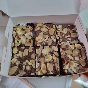 (ส่งไว จากกรุงเทพ) บราวนี่ บราวนี่กล่อง 6ชิ้นในกล่องเดียว หน้าแอลม่อนแบบจัดเต็มคุ้มสุดๆ