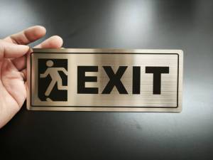 ป้ายทางออก Exit - ป้ายสแตนเลส ผิวแฮร์ไลน์ ขนาด 8x20 ซม. Modern พร้อมใช้งาน