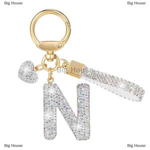[COD] Big House พวงกุญแจเริ่มแรกสีขาวแวววาวพวงกุญแจตัวอักษรน่ารัก A-Z กระเป๋าเป้สะพายหลังกุญแจรถอุปกรณ์เสริมสายคล้องชื่อคู่จี้ตัวอักษรของขวัญ