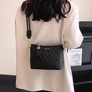 New Minimalist and Fashionable Women's Shoulder Bag: Versatile Broadband Crossbody Bucket Bag B0286