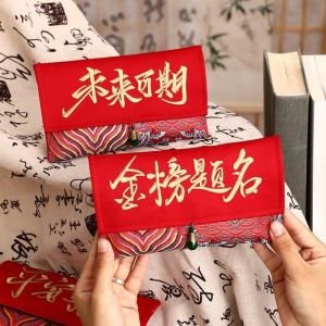 SWEET TIM ตรุษจีน ซองแดงผ้าไหม คำอวยพร งานปัก ฮงเปา ความจุขนาดใหญ่ ขอให้คุณมีความสุขและโชคดี กระเป๋าแดงนำโชค ตรุษจีน