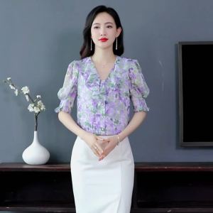 SNUG 2024ยังมีสไตล์ใหม่สไตล์ฝรั่งเศสที่เข้มข้นและทันสมัยแฟชั่นแขนสั้นผู้หญิงเสื้อชีฟองด้านบนแฟชั่นผู้หญิงสลิมเก๋สะดวกสบายมีการเฉลิมฉลองเสื้อสีฟ้าหญิง