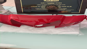 Ốp đầu trước xe Sirius thường (đời năm 2006 đến nay) màu đỏ bóng chính hãng Yamaha