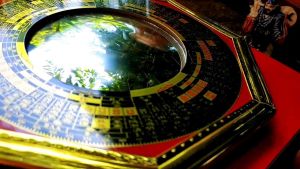 Gương bát quái âm dương kèm vải đỏ