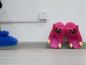 Huggy Wuggy Plush Toy Slippers: Comfort & Style for All Seasons