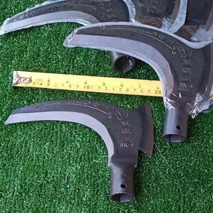 หัวขวานถางฟันแบบ2คม ใช้ถางหญ้าแบบพร้าขอ ส่วนสันใช้ฟันแบบขวาน กว้าง 9 cm ส่วนปลายโค้งงอแบบพร้าขอ กว้าง 20 cm ผลิตจากเหล็ก sk5 แข็งคมพิเศษ